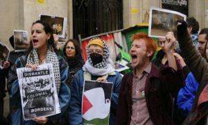 طلاب يغلقون مداخل جامعة سيانس بو في باريس دعما للفلسطينيين واحتجا..