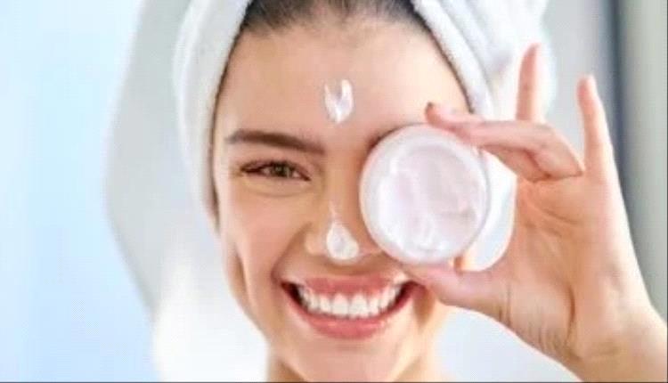 3 عادات جمالية تؤدي إلى شيخوخة بشرتك.. أبرزها استخدام غسول الوجه
