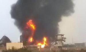 انفجار أحد خزانات الوقود في ميناء الحديدة بعد أسبوع من القصف الإس..