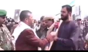 شاهد.. أجنبي يشارك في مظاهرات الحوثيين .. كيف دخل إلى صنعاء؟ (فيديو)

