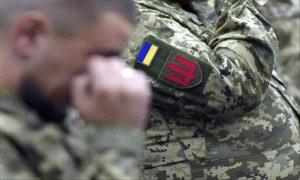 شاب أوكراني يقطع أصابع يده داخل مركز للتجنيد كي لا يرسلوه إلى ساح..