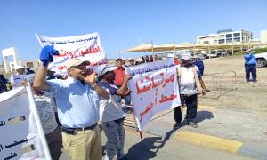 لليوم الثالث .. موظفي المنطقة الحرة بعدن ينفذون وقفة احتجاجية للمطالبة بحقوقهم
