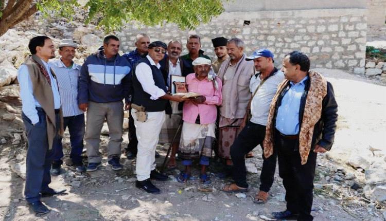 بمعية عُباد .. مدير عام الشعيب الجعفري يُكرم المناضل الاكتوبري طا..